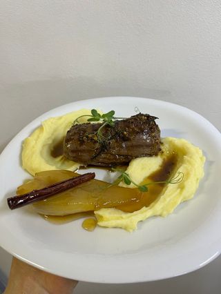 საქონელის ფილე კარამელიზებული მსხლით