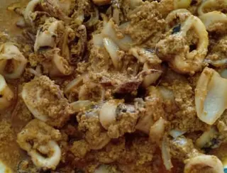 Padd Pong Kraree Con Salteado De Calamares