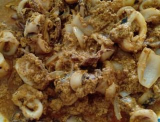 Padd Pong Kraree Con Salteado De Calamares