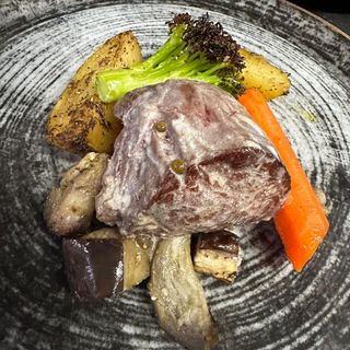 Solomillo De Ternera En Salsa De Pimientos Verdes Con Polenta Frita