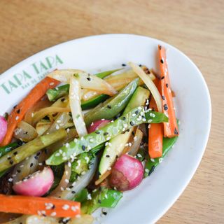 Tapa De Wok De Verduras De Temporada Con Un Toque De Soja Y Sésamo