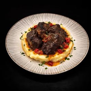 Obrăjori de vita cu piure de cartofi și sos demiglace