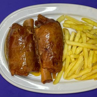 Codillo De Cerdo con patatas fritas (800g aprox)