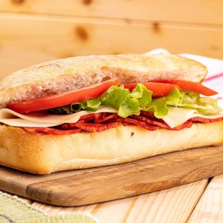 Сандвич с бяла чабата, колбас Чоризо и гауда