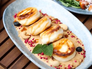 Сирники з йогуртово-карамельним соусом