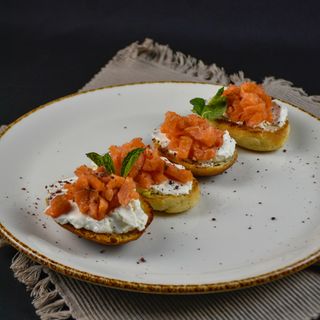 Брускетта с семгой