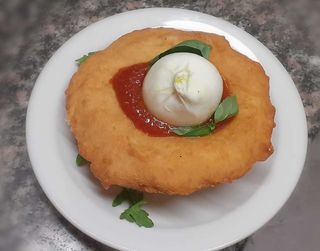 Pizza fritta con burrata
