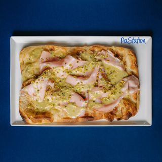Pinsa pesto di pistacchio e mortadella