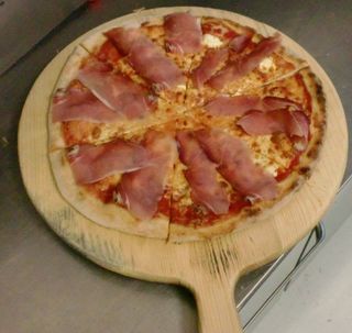 Pizza speck e mascarpone
