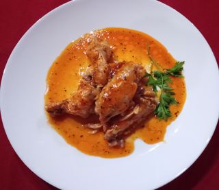 Aripioare de pui în sos