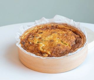 Quiche z brokułami i serem pleśniowym