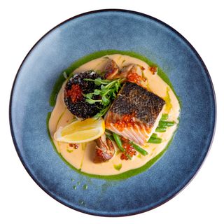 Somon cu spanac quinoa , piure de telina, icre rosii.