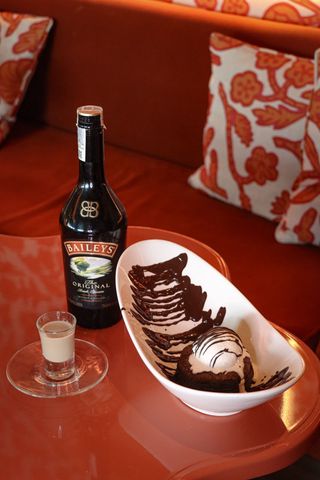 BROWNIE CON PISTACHOS (Pídelo con chupito de Baileys)