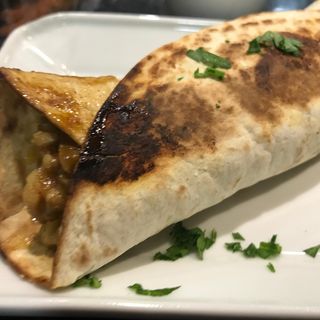 Fajitas de pollo, verduras, frutos secos y queso de cabra (2 Uds.)