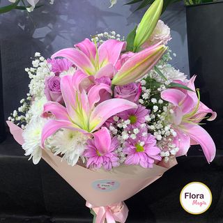 ვარდისფერი ლილია და ქრიზანთემის თაიგული