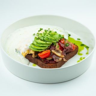 Скрэмбл с говяжим беконом и лепешкой (350г)