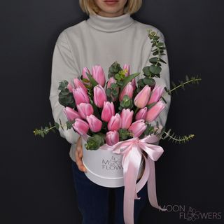 Cutie albă cu lalele roz și eucalipt (S)