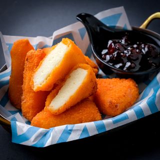 Панирани сиренца със сладко от боровинки