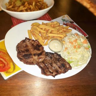 Ceafa de porc la gratar cu cartofi prăjiţi