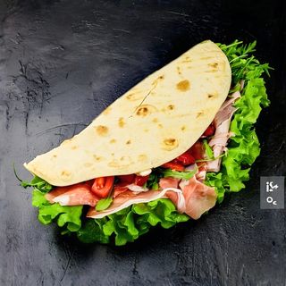 Piadina con prosciutto crudo, formaggio e insalata