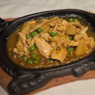 111 Pollo con piselli in salsa"sa za"alla piastra