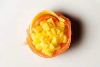 Salmone all'esterno tartare mango all'interno