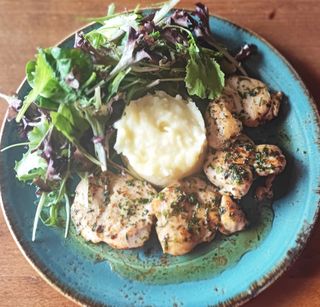 Пилешко филе с билки