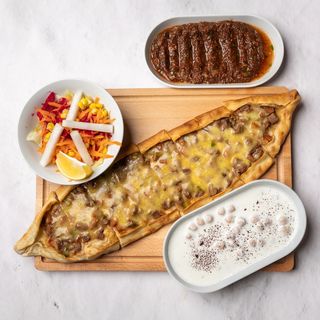 Pide sa kockicama mesa i gaudom