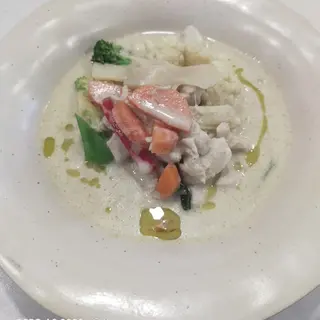 CURRY VERDE DE POLLO ACOMPAÑADO CON ARROZ JAZMÍN