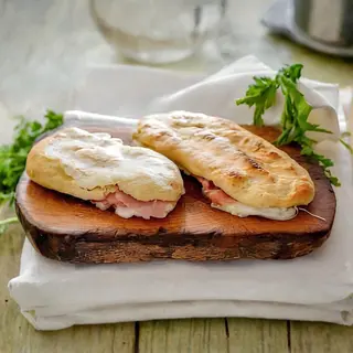 Saltimbocca con salsiccia, friarielli e provola