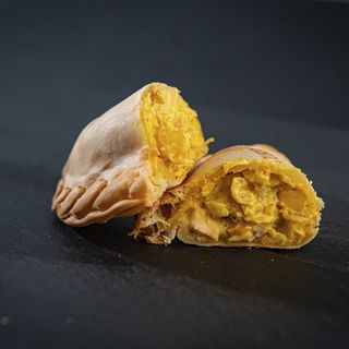 Empanada Clásica De Pollo Al Curry