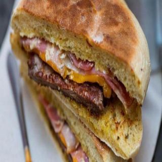 Prego em Pão de Caco com Batata Frita