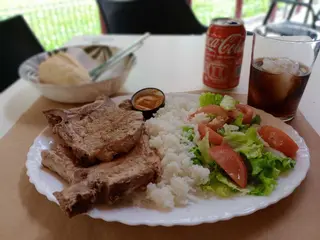 Chuleta De Cerdo Con Ensalada con papas fritas o arroz