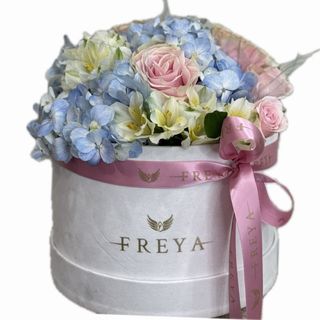 Cutie medie cu flori albastre si roz