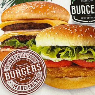 Hamburgesa triple con ensalada y patatas 