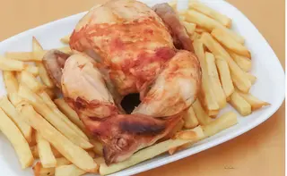 1/2 Frango assado no espeto com batata frita.
