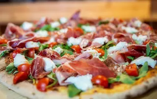 Pizza Cuatro Estaciones (Media Luna)