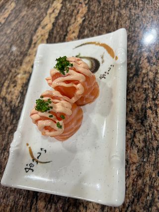 G7. Gunkan De Spicy Salmón (2 Pzs.)