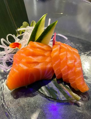 63. Sashimi salmón (8 pzs.)