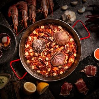 Arroz de zamburiña con crema de ajo y jamón ibérico