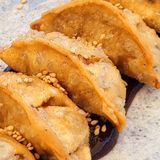 Gyozas de pato con salsa Hoisin y sésamo blanco