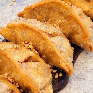Gyozas de pato con salsa Hoisin y sésamo blanco