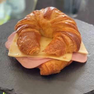 Croissant De Jamón Y Queso