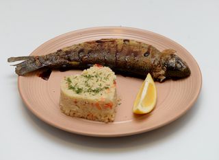 კალმახი ბრინჯით და ბოსტნეულით