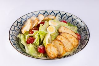 Салат Цезарь с курицей