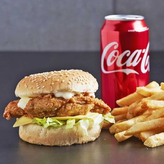 2 Burgeri Crocanti + Cartofi Pai + 2 Băuturi răcoritoare la alegere