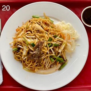 20 Smażony makaron z wołowiną i warzywami