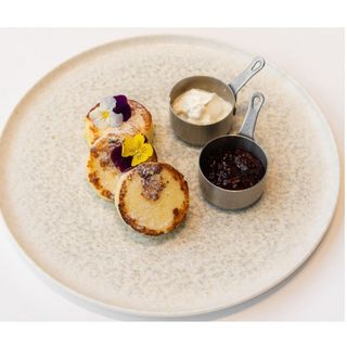 Сырники с джемом и сметаной