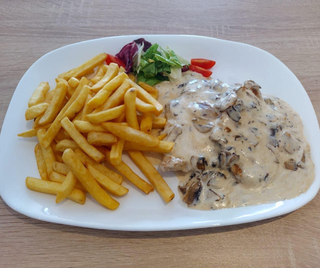 Cotlet de porc cu sos alb și ciuperci