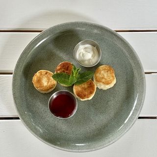 Сирники з полуничним соусом та сметаною (150/50/25г)